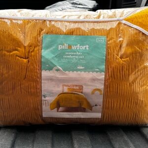 Pillowfort Seersucker Comforter Set - Mustard Yellow
